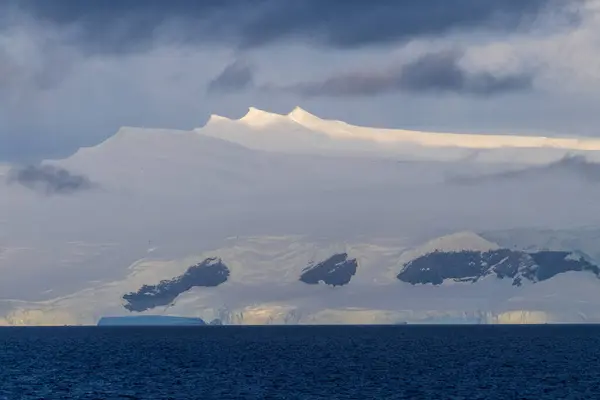 Eine Antarktische Landschaft Aufgenommen Während Der Goldenen Stunde Kurz Nach — Stockfoto
