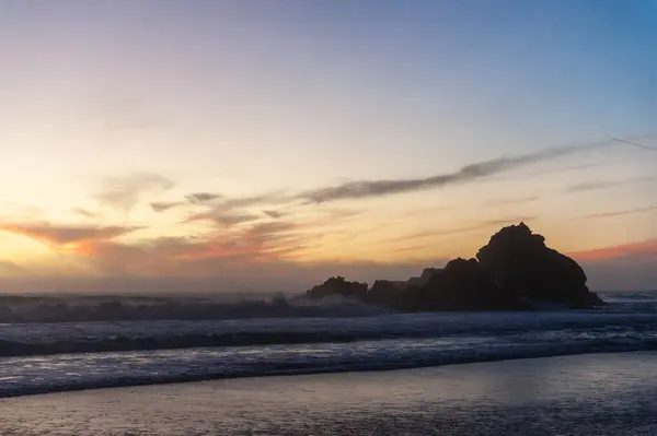 Skały Plaży Pfeiffer Około Zachodu Słońca Głęboko Żółte Pomarańczowe Chmury — Zdjęcie stockowe
