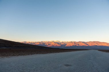 Ölüm Vadisi 'ndeki Badwater bölgesinin manzarası, güneş doğarken..