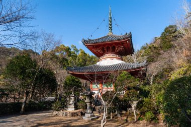 Hiroşima, Japonya - 2 Ocak 2020. Hiroşima 'daki ünlü Mitaki Dera tapınağının dış çekimi..