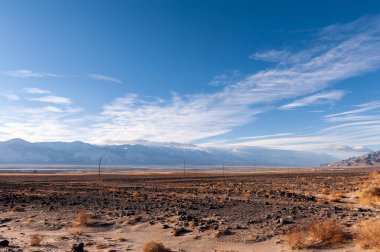 Sierra Nevada 'nın yüksek dağları Lone Pine, California' ya giden yolda bir zemin oluşturur..