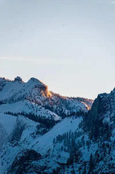 Ранний Солнечный Свет Ловящий Снежные Вершины Вершин Горы Сьерра Невада — стоковое фото