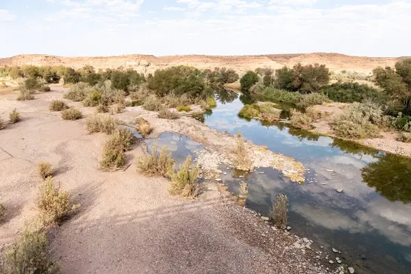 Laag Verspreide Wolken Worden Weerspiegeld Fish River Zuid Namibië — Stockfoto