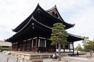 Kyoto, Japonya - 29 Aralık 2019. Tufuku-Ji Tapınağı kompleksinin dış görüntüsü..