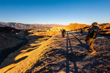 26 Aralık 2021 - İzleyiciler Zabriskie Point, Ölüm Vadisi 'nde sabahın erken saatlerinde gün doğumunu izliyorlar.