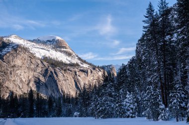 Yosemite Vadisi 'nde kış manzarası. Gün batımından hemen önce..