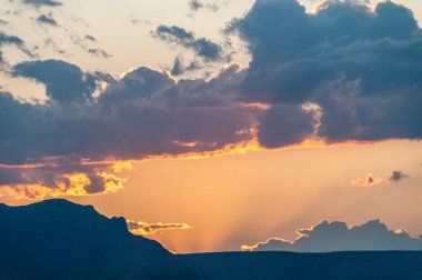 Günbatımının etkisi, Susriem, Nambia 'daki bir kamp alanından Sossusvlei' ye geçit..