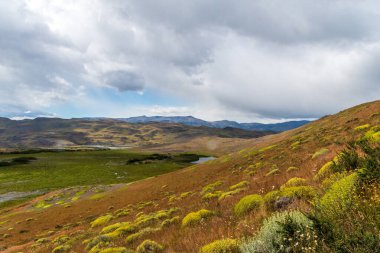 Torres del Paine Ulusal Parkı 'ndaki etkileyici bir dağ manzarası Nordenkjold Gölü boyunca, Patagonya, Şili.
