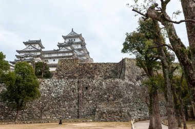 Himeji, Japonya - 6 Ocak 2020. Ünlü Himeji şatosunun dışında. Geleneksel yollarla inşa edilmiş birkaç Japon kalesinden biridir..