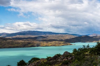 Torres del Paine Ulusal Parkı 'ndaki etkileyici bir dağ manzarası Nordenkjold Gölü boyunca, Patagonya, Şili.
