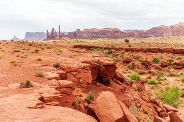 Monument Valley biraz bulutlu yaz sabahı.