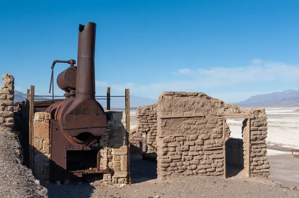 Harmony Borax, Ölüm Vadisi, Kaliforniya 'daki eski madencilik çalışmalarının kalıntıları..