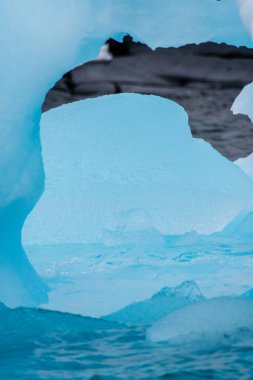 Muhteşem şekiller ve koyu mavi renkler içeren Antarktika deniz buzunun ayrıntıları.