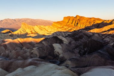 Sabahın erken saatlerinde Zabriskie Point, Ölüm Vadisi 'nde, Aralık sonlarında.