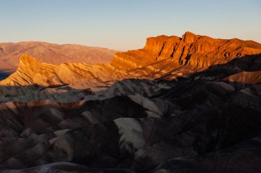 Sabahın erken saatlerinde Zabriskie Point, Ölüm Vadisi 'nde, Aralık sonlarında.