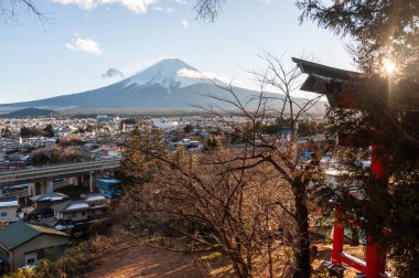 Shimoyoshida, Japonya - 27 Aralık 2019. Ünlü Chureito Pagoda 'dan Fuji Dağı' na bakıyorum.