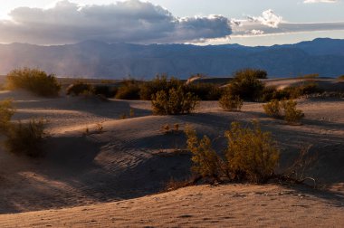 Kaliforniya 'daki Ölüm Vadisi Ulusal Parkı' nda, düz kum tepelerinin yanında gün batımı.