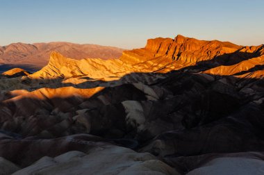 Sabahın erken saatlerinde Zabriskie Point, Ölüm Vadisi 'nde, Aralık sonlarında.