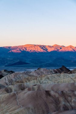 Sabahın erken saatlerinde Zabriskie Point, Ölüm Vadisi 'nde, Aralık sonlarında.