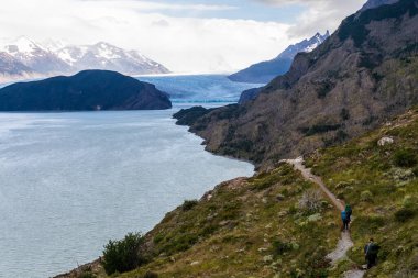 Paine Grande 'den Refugio Grey' e, Torres Del Paine Ulusal Parkı 'ndaki gri göl boyunca uzanan gri buzullar hakkında etkileyici bir bakış açısı, Patagonya, Şili.