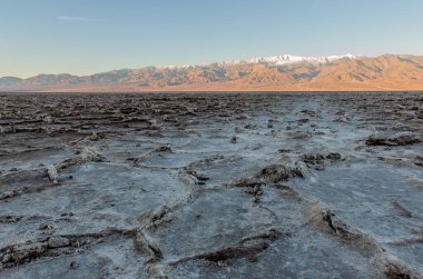 Ölüm Vadisi Ulusal Parkı 'ndaki Badwater bölgesinde sabahın erken saatlerinde güneşlenme.