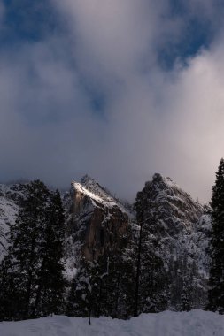 Yosemite vadisini çevreleyen dağların dikey görüntüsü..