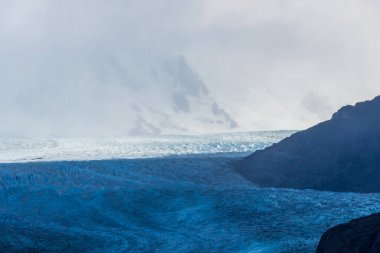 Paine Grande 'den Refugio Grey' e, Torres Del Paine Ulusal Parkı 'ndaki gri göl boyunca uzanan gri buzullar hakkında etkileyici bir bakış açısı, Patagonya, Şili.