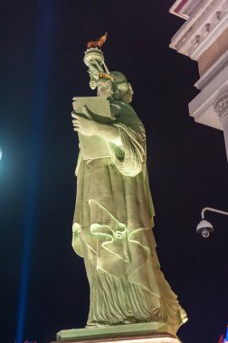 Las Vegas, Nevada. 4 Ağustos 2017. New York-New York Oteli yakınlarındaki Las Vegas Bulvarı 'nda yoğun aktiviteler.