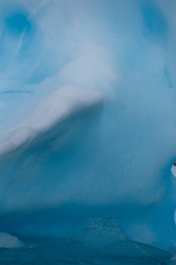 Muhteşem şekiller ve koyu mavi renkler içeren Antarktika deniz buzunun ayrıntıları.
