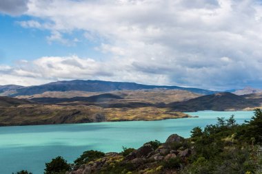 Torres del Paine Ulusal Parkı 'ndaki etkileyici bir dağ manzarası Nordenkjold Gölü boyunca, Patagonya, Şili.