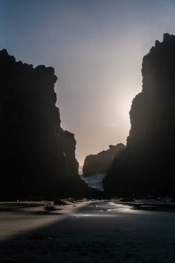 Öğleden sonra Pfeiffer plajında, Kaliforniya 'da, güneş batarken.