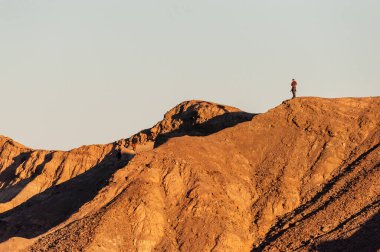 Sabahın erken saatlerinde Zabriskie Point, Ölüm Vadisi 'nde, Aralık sonlarında.