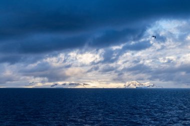 Güneş doğduktan hemen sonra, Gerlache Boğazı 'nda altın saat boyunca çekilen Antarktika manzarası..