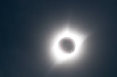 2017 'nin büyük Kuzey Amerika Eclispe' si sırasında eksantrik güneşin telefoto çekimi..