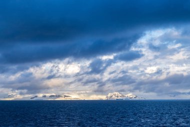 Güneş doğduktan hemen sonra, Gerlache Boğazı 'nda altın saat boyunca çekilen Antarktika manzarası..