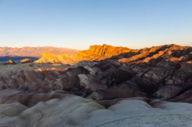 Sabahın erken saatlerinde Zabriskie Point, Ölüm Vadisi 'nde, Aralık sonlarında.