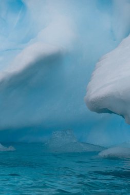 Muhteşem şekiller ve koyu mavi renkler içeren Antarktika deniz buzunun ayrıntıları.