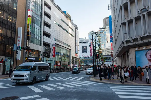 Tokyo, Japonya - 9 Ocak 2020. Tokyo 'nun işlek caddelerinin dışında, ünlü Shibuya Geçidi yakınlarında..