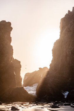 Öğleden sonra Pfeiffer plajında, Kaliforniya 'da, güneş batarken.