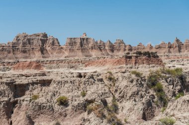 ABD 'nin Güney Dakota kentindeki Badlands Ulusal Parkı' nın kayalık manzarasından etkilenmiştir..