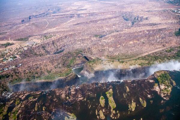 Телефотосъемка огромных водопадов Виктории, как видно с воздуха.