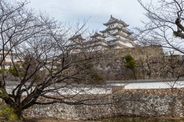 Himeji, Japonya - 6 Ocak 2020. Japonya 'daki dünyaca ünlü Himeji Kalesi' nin dışında. Bu kale klasik inşaat teknikleri kullanılarak inşa edilmiş birkaç Japon kalesinden biridir..