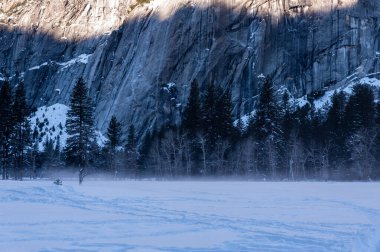 Yosemite Vadisi 'nde kış manzarası. Gün batımından hemen önce..