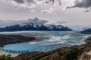 Paine Grande 'den Refugio Grey' e, Torres Del Paine Ulusal Parkı 'ndaki gri göl boyunca uzanan gri buzullar hakkında etkileyici bir bakış açısı, Patagonya, Şili.