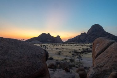 Spitzkoppe yakınlarında günbatımı, Namibya 'nın merkezinde ünlü bir granit zirve..