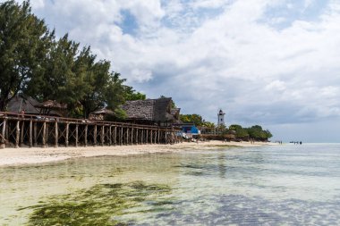 Kuzey Zanzibar 'ın sahil şeridinin açık hava görüntüsü. Zanzibar, özellikle de kıyıları popüler bir turizm merkezidir..