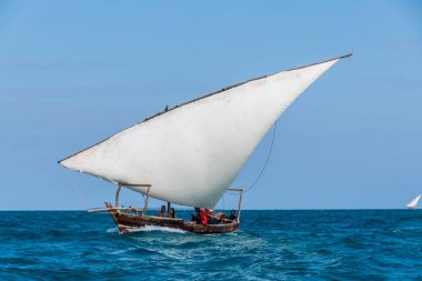 Zanzibar, Tanzanya - 6 Ağustos 2024. Geleneksel ahşap bir tekne olan ve latin yelkenli olarak bilinen tekneler, Tanzanya da dahil olmak üzere Doğu Afrika kıyılarında yaygın olarak kullanılır.