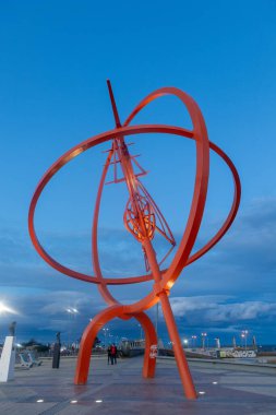 Punta Arenas, Şili - 17 Ocak 2024. Punta Arenas 'taki Circumnavigation Anıtı' nda güzel bir yaz akşamı. Bu anıt, bu yerin oynadığı önemli rolün anısına yapıldı.