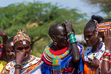 Archers Post, Kenya - 23 Temmuz 2024. Umoja Kadın Kültür Köyü 'nden bir grup kadın turistleri karşılıyor. Bu köy bir grup kadın tarafından kuruldu. Erkeklerin egemen olduğu şiddet olaylarından korunmak için.