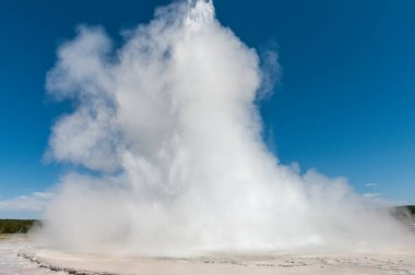 Büyük çeşme Şofben Yellowstone Milli Parkı'nda patlama.